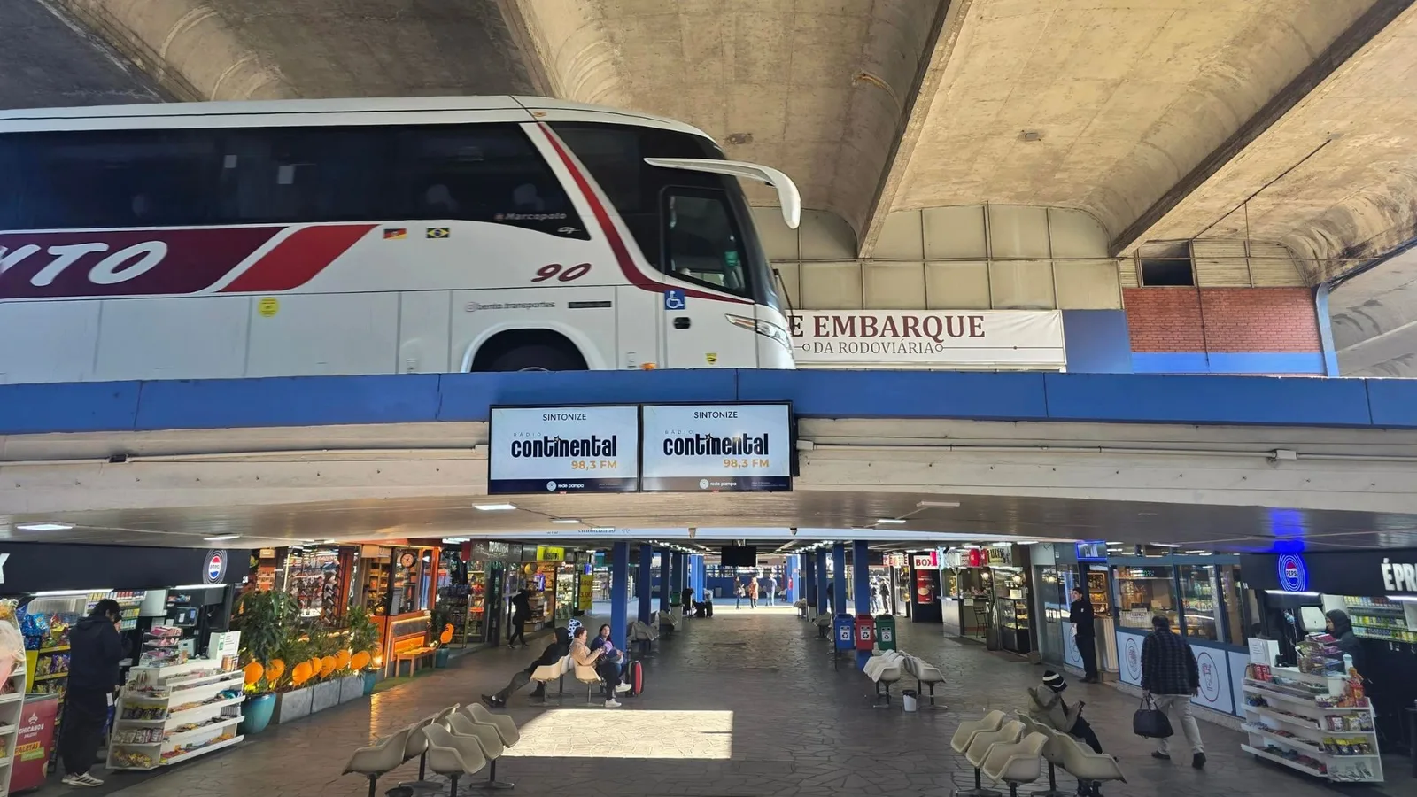 Rodoviária tem plataformas de ônibus sobre lojas e áreas de circulação
