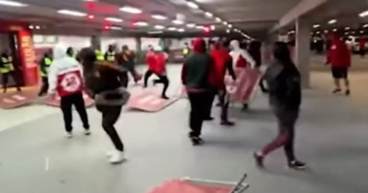 Torcedores do Internacional protestam após derrota e tentam chegar à saída dos jogadores