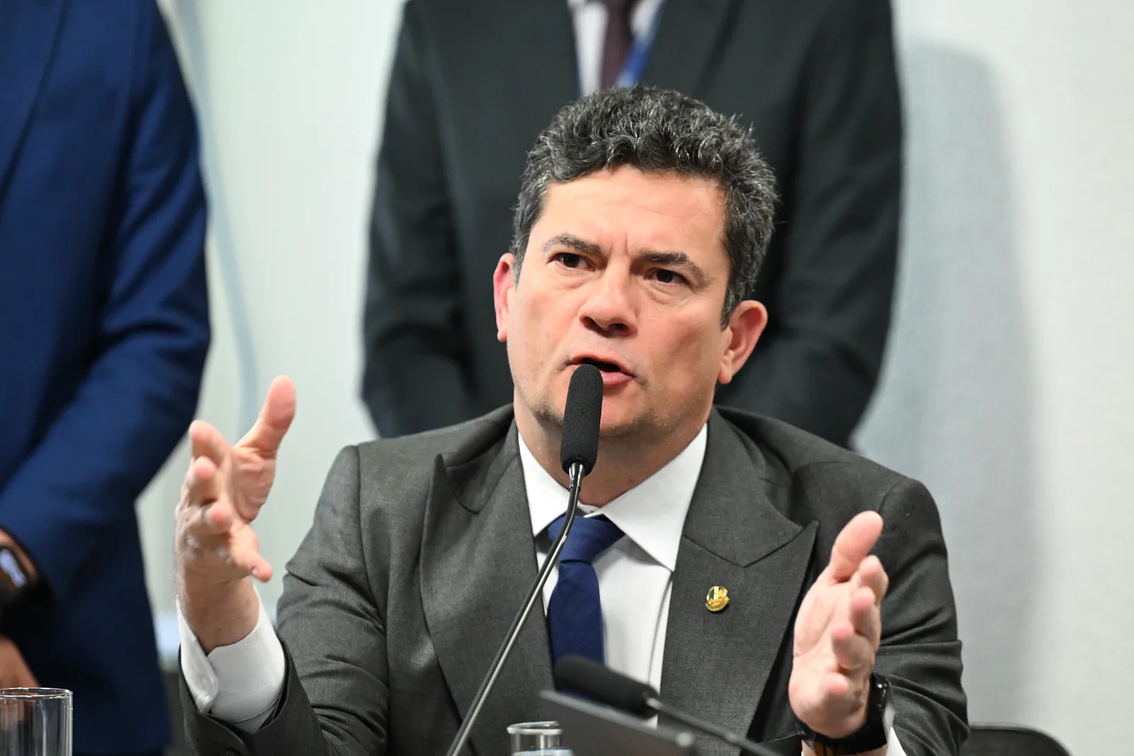 Sérgio Moro participa de desfile em Curitiba durante agenda eleitoral