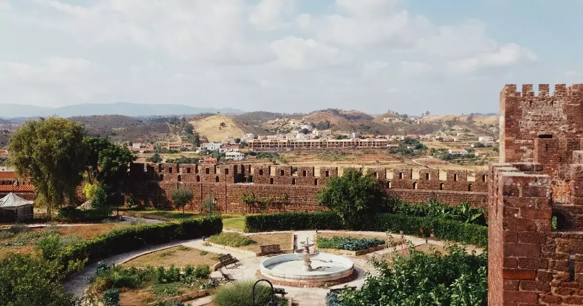 Como o Castelo de Silves organizava sua defesa contra invasões