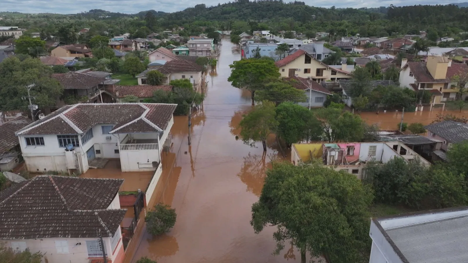 Temporais deixam quatro mortos e mais de 110 mil sem energia no RS