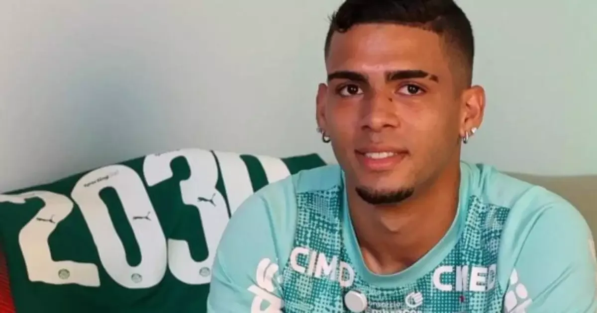 Palmeiras amplia contrato de Arthur, lateral formado na base, até 2030