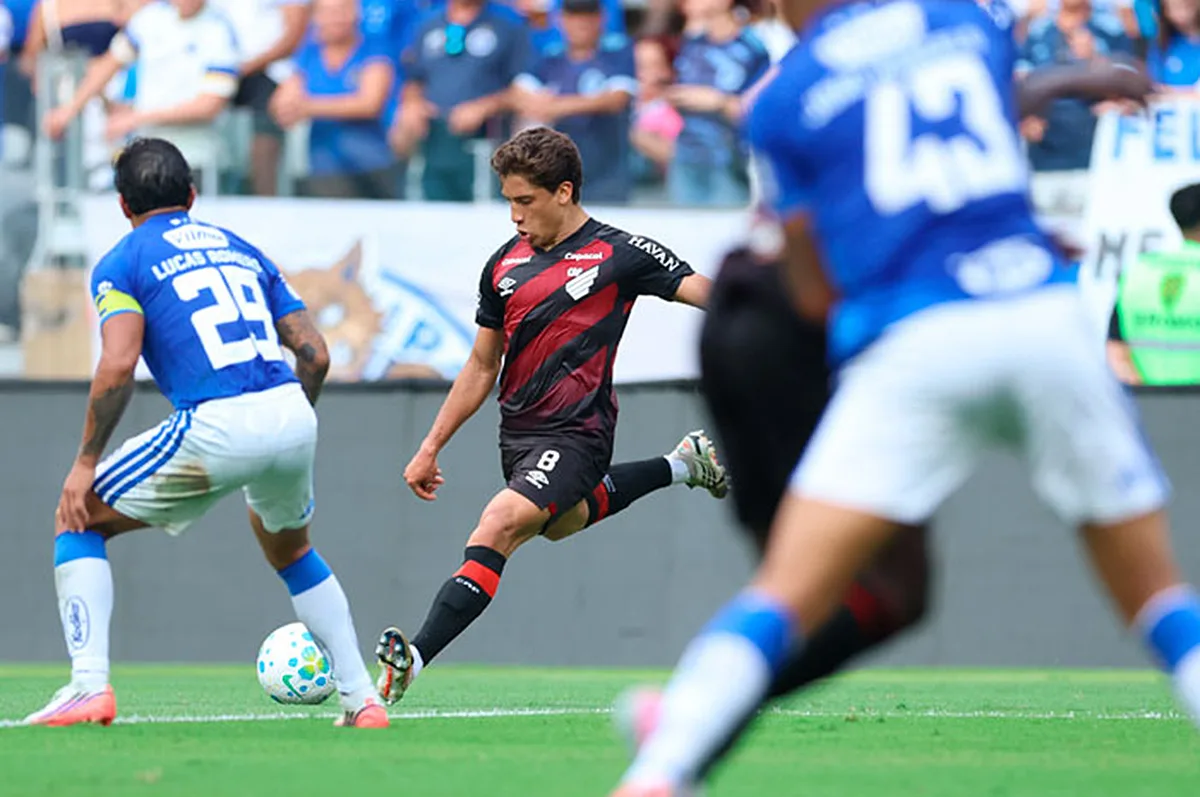 João Cruz marca golaço, mas Athletico perde para o Cruzeiro por 3 a 1