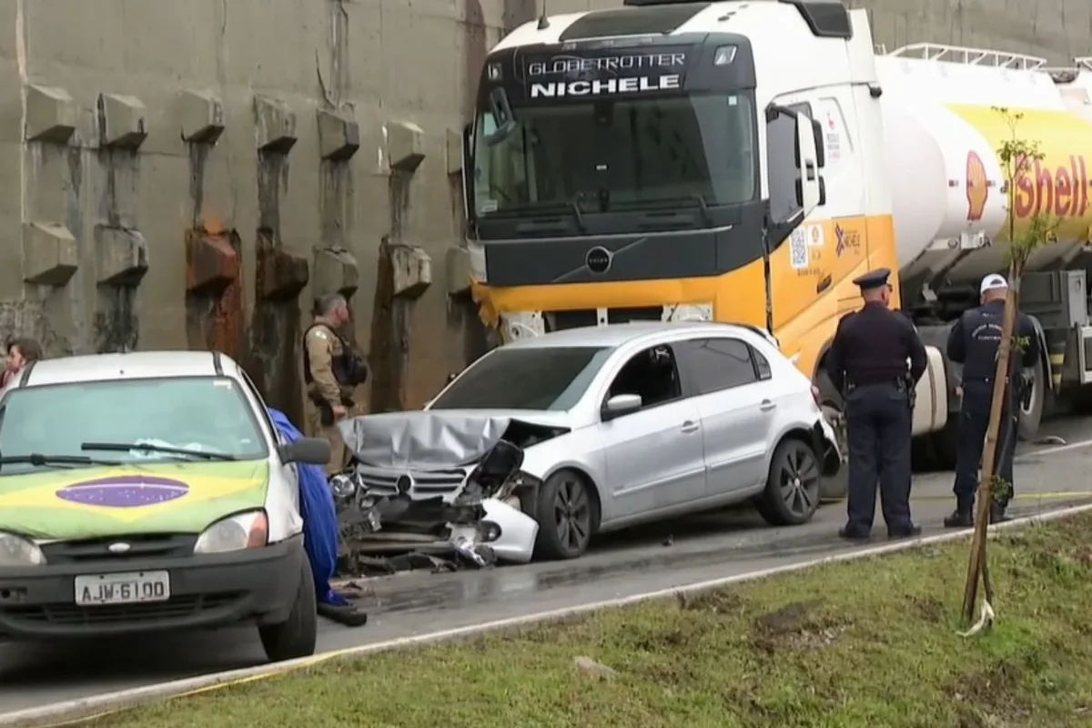 Caminhão-tanque bate em veículos parados após queda de moto em Curitiba