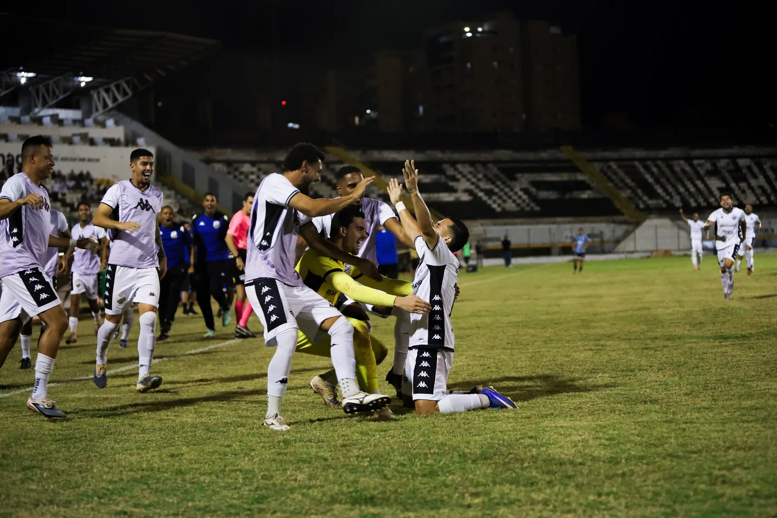 Filipinho alerta para risco da vantagem do Comercial no play-in