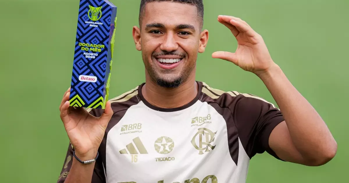 Samuel Lino recebe prêmio de melhor jogador de agosto no Brasileirão