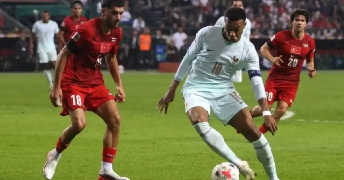 França corta Mbappé após lesão no tendão do joelho