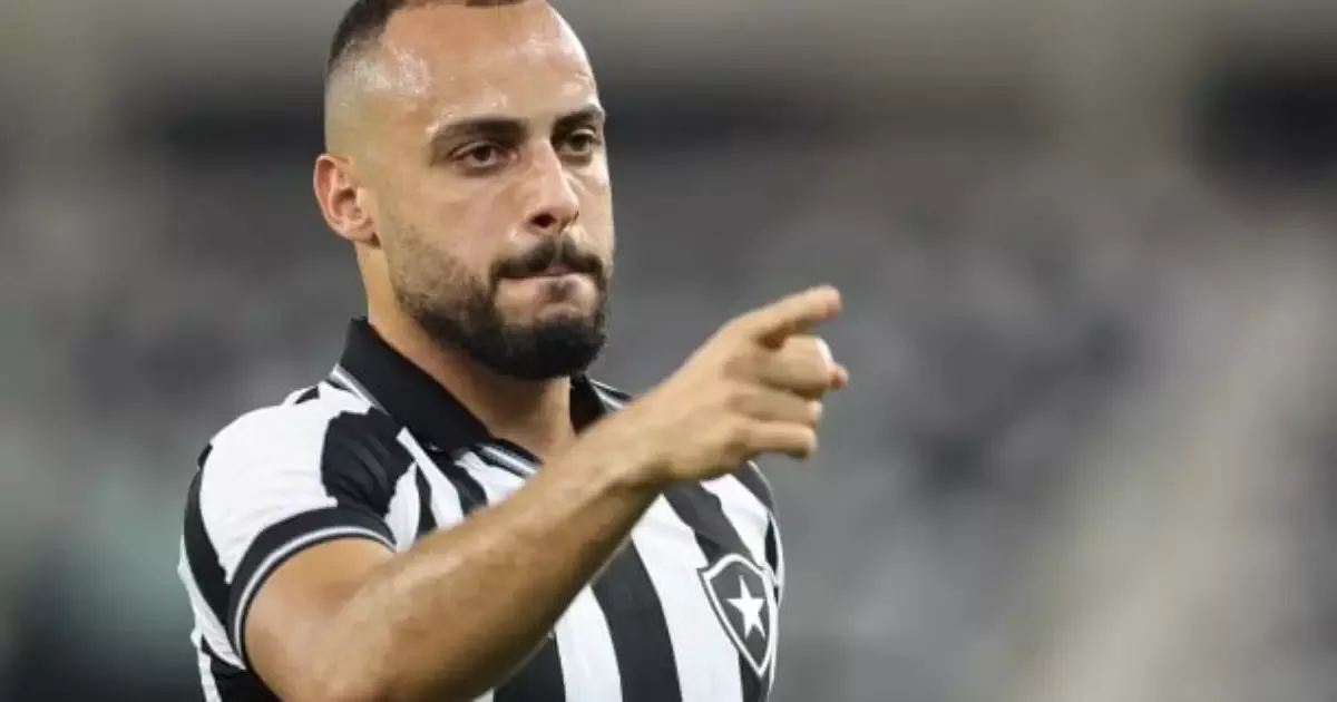 Botafogo condiciona saída de Arthur Cabral à contratação de reposição