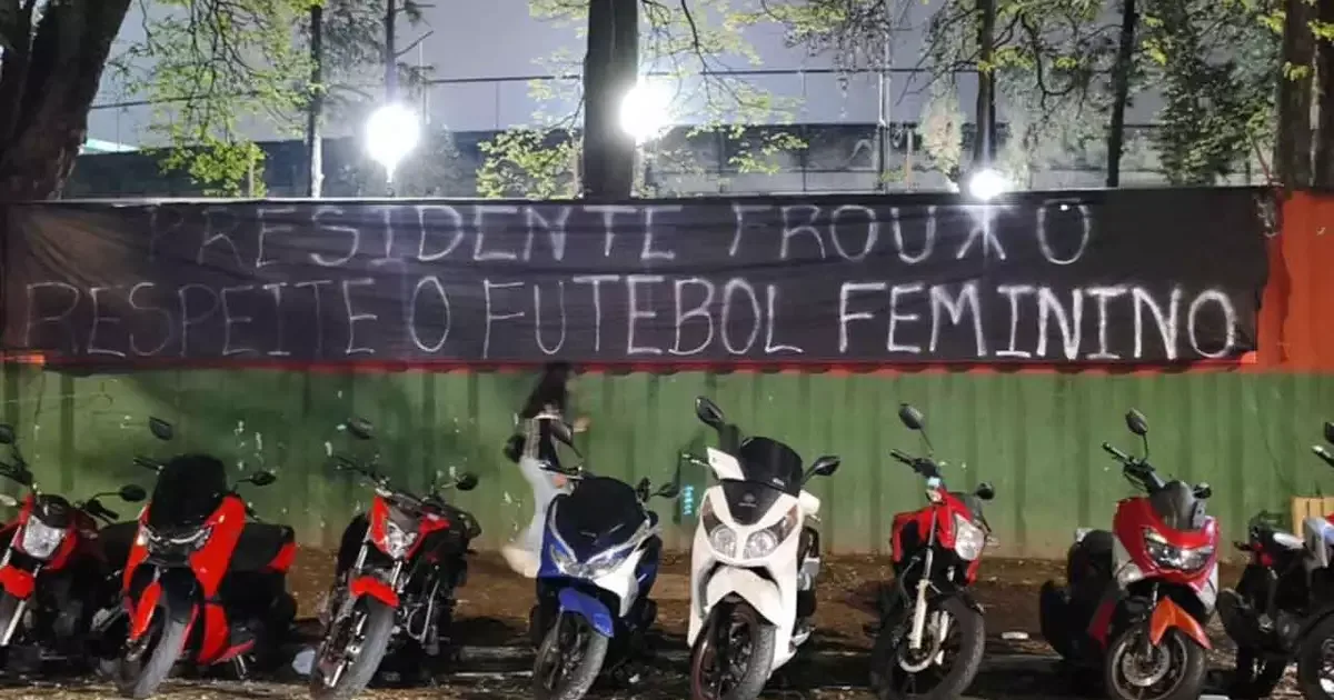 Torcida do Corinthians protesta contra Osmar Stabile após vitória feminina