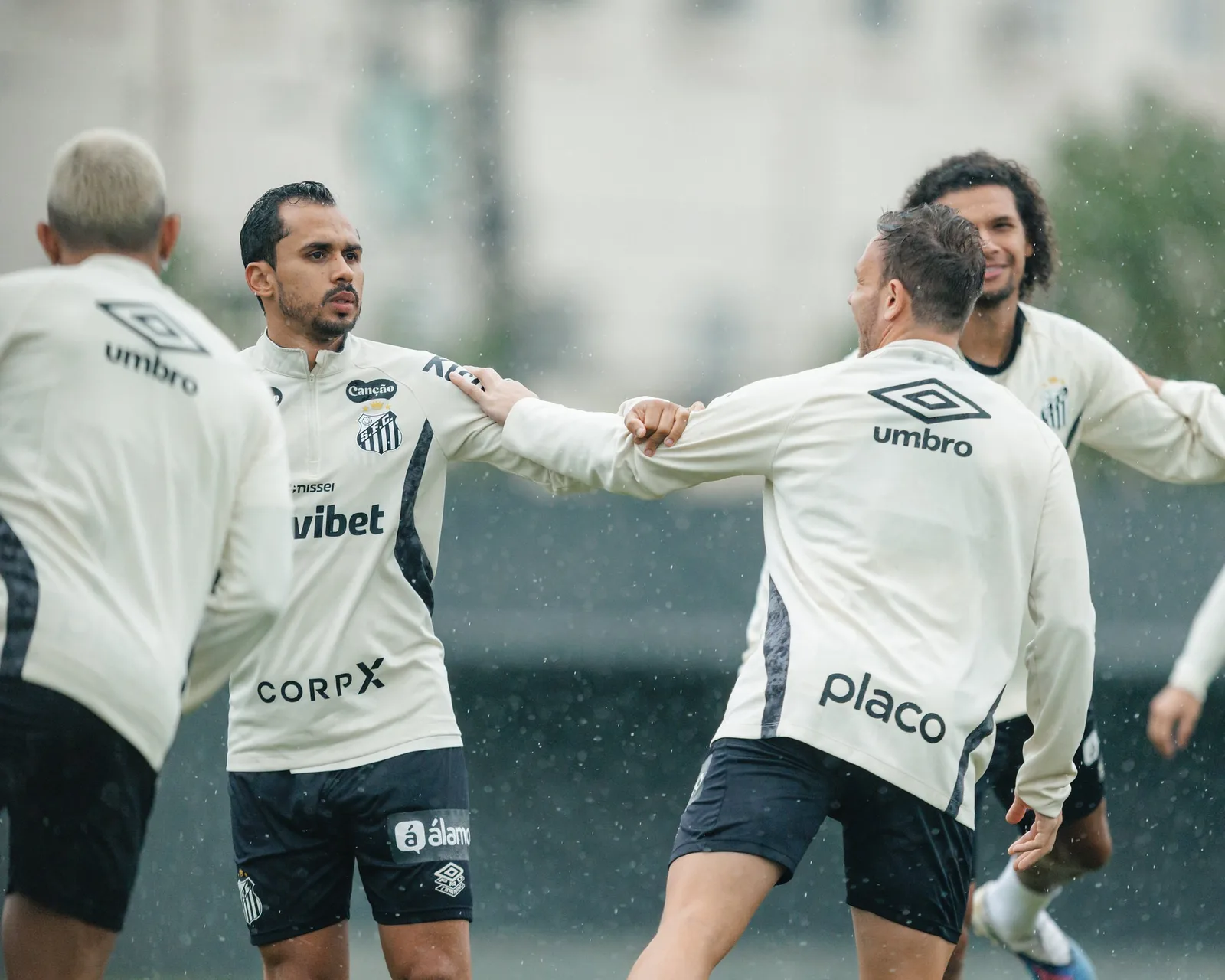 Lima fica à disposição de Cuca para duelo do Santos com o Internacional