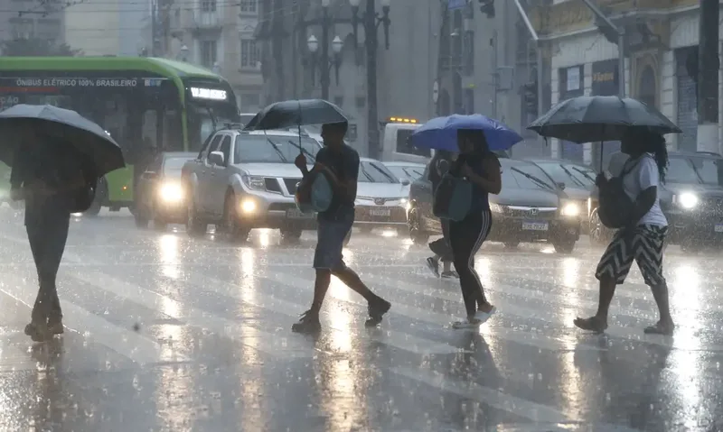 Pancadas de chuva avançam pelo país nesta terça-feira