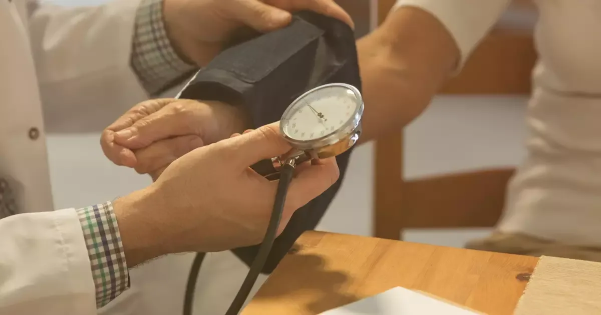 Fragilidade pode alterar associação entre hipertensão e demência em idosos