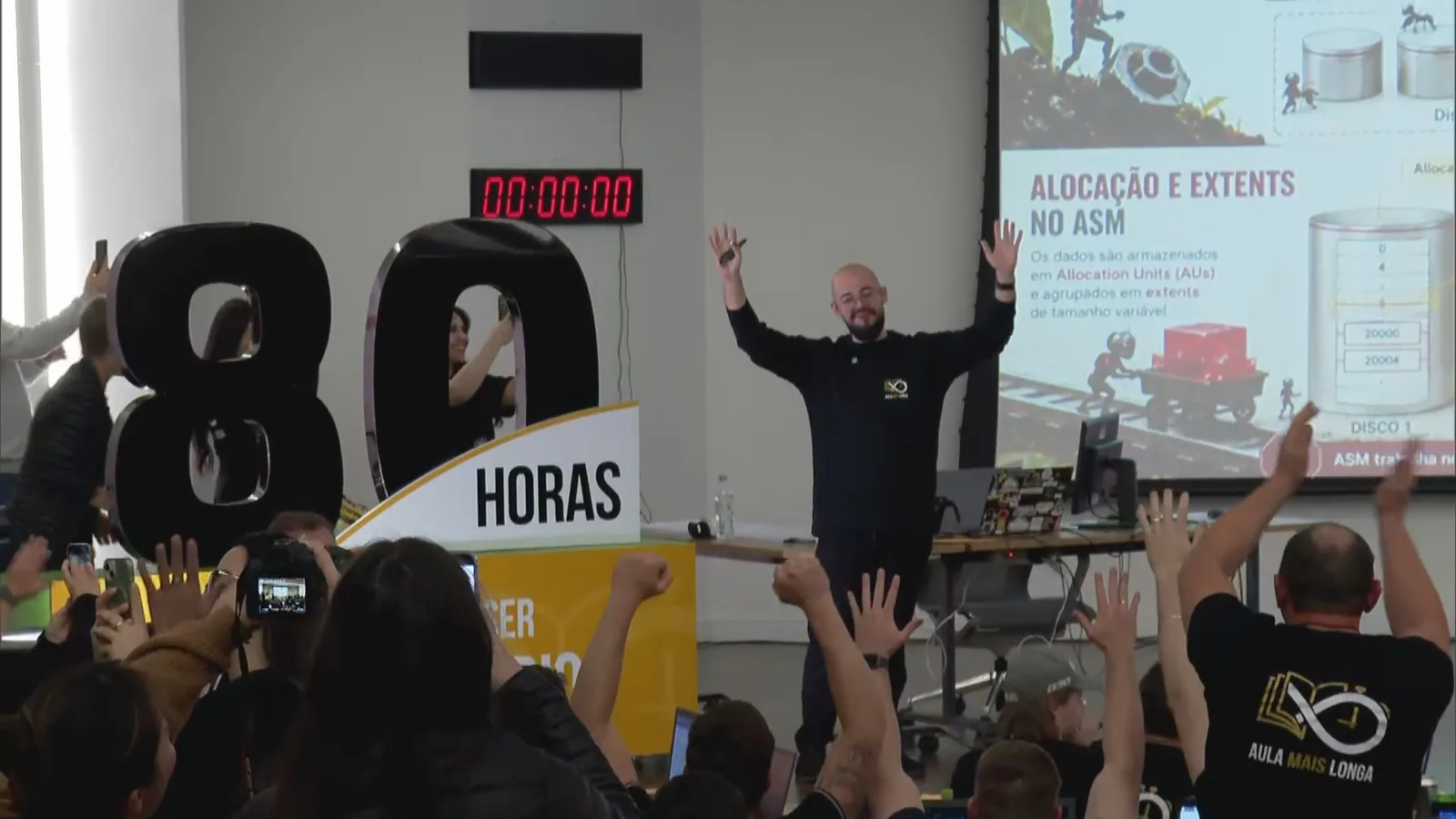 Professor gaúcho conclui aula de 80 horas e supera recorde registrado na Índia