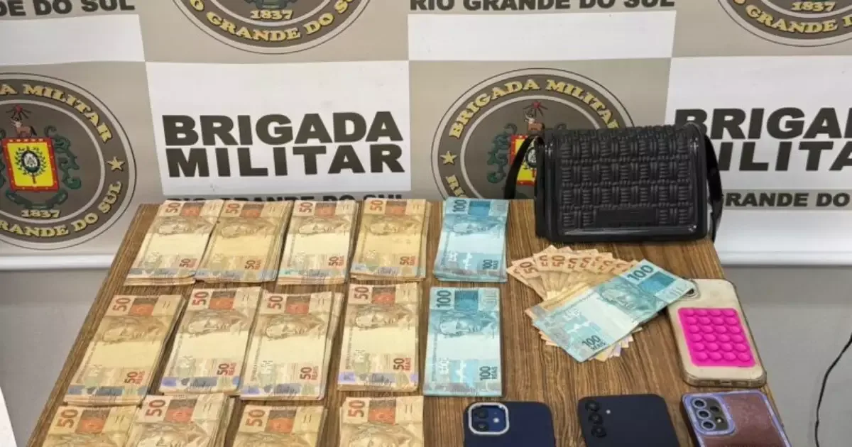 Polícia apreende dinheiro e celulares com trio detido após fraude em Farroupilha