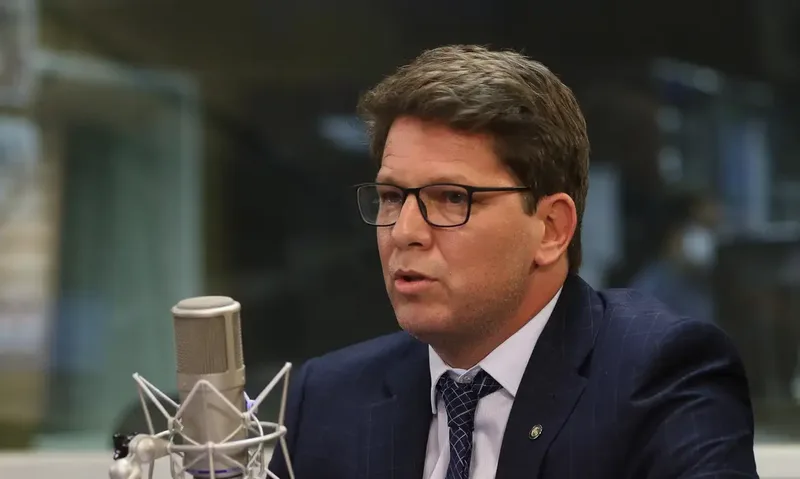 Flávio Dino impede Mário Frias de deixar o Brasil durante investigação sobre filme