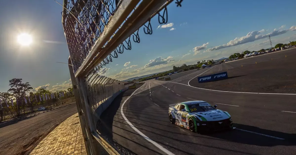 Tatiana Calderón vence em Curvelo e avança aos playoffs da NASCAR Brasil