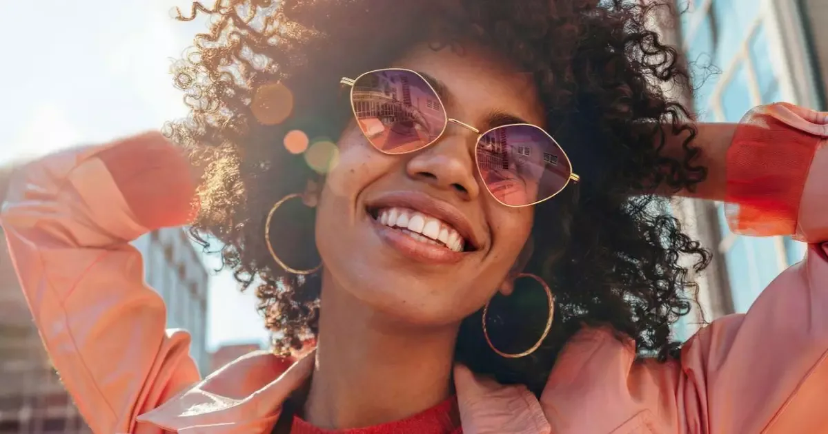 Lentes coloridas exigem proteção UV e atenção ao uso em festivais