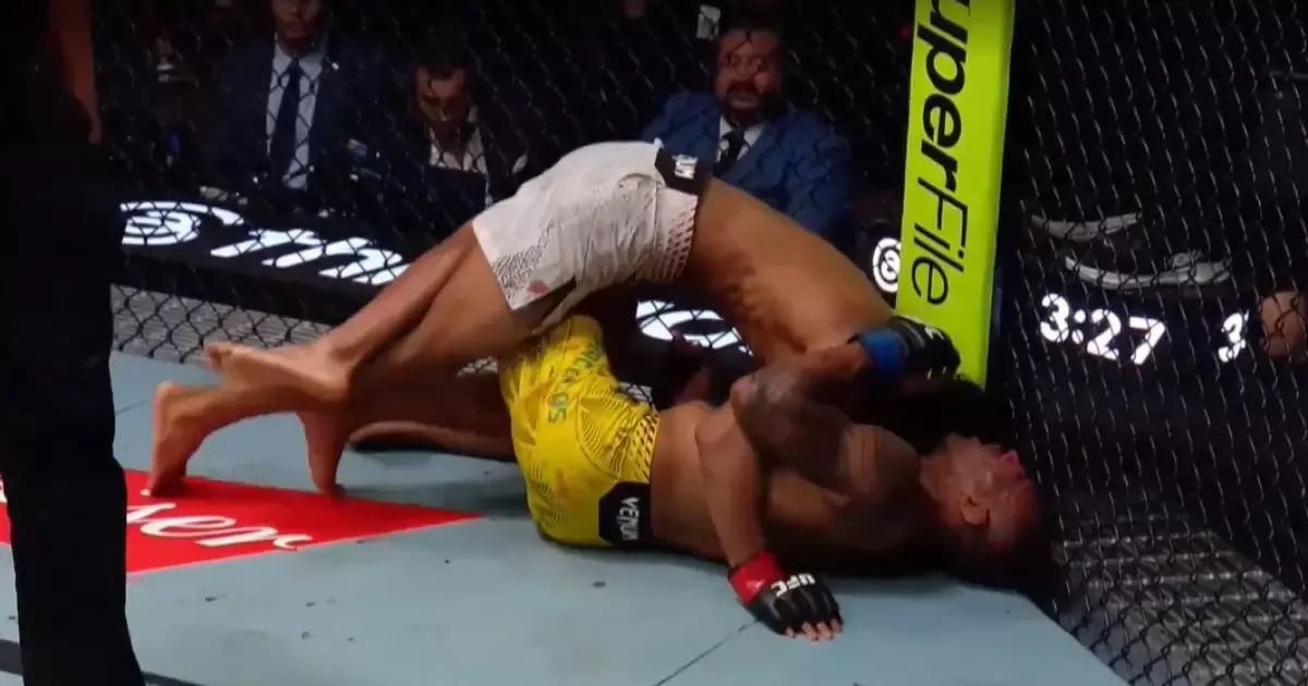 Raoni Barcelos é levado de maca após desmaiar em luta do UFC