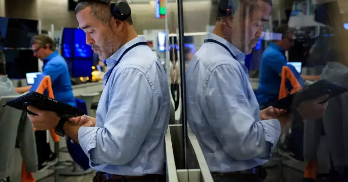 Ações de tecnologia pressionam Nasdaq e S&P 500 na abertura