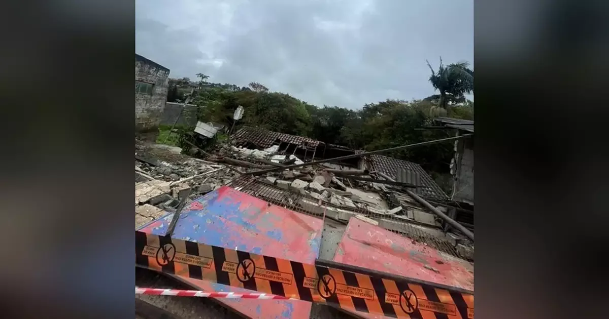 Chuvas destroem casa e deixam Ramon e a mãe em busca de recursos para reforma