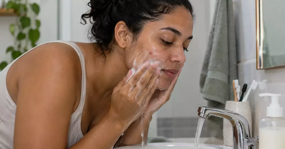 Espremer espinhas pode agravar inflamação e favorecer manchas e cicatrizes
