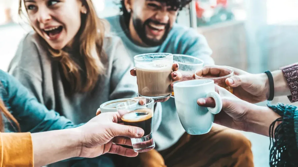 Café com cafeína e chá moderados são associados a menor risco de demência