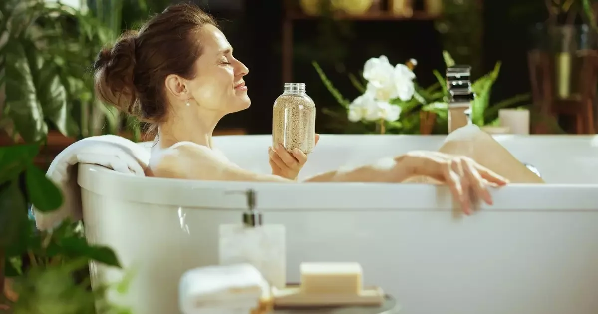Banhos com ervas para momentos de relaxamento e proteção espiritual