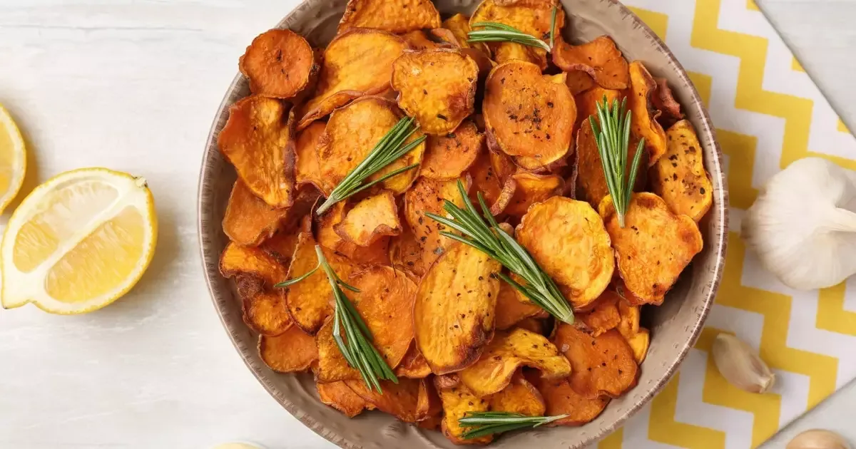 Batata-doce na airfryer fica pronta com casca e poucos ingredientes