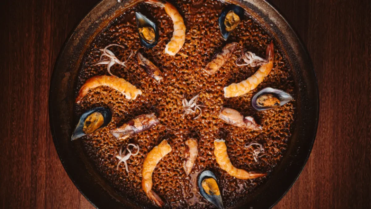Paella marinera reúne arroz e frutos do mar em receita espanhola