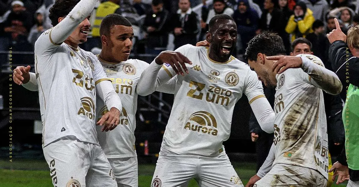 Chapecoense vira sobre o Corinthians e deixa luta contra a lanterna mais próxima