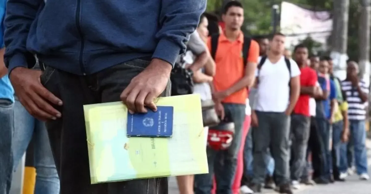 Taxa de desemprego fica em 5,3% no trimestre até agosto, diz IBGE