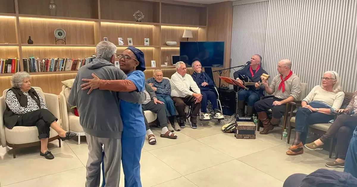 Semana Farroupilha reúne moradores em tarde de música e memórias no São Pietro Sênior