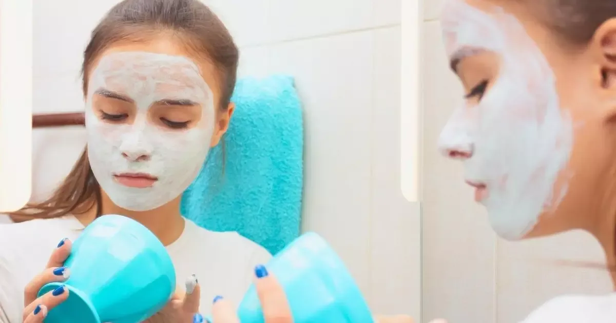 Rotinas de skincare entre crianças levantam alerta sobre uso de ativos