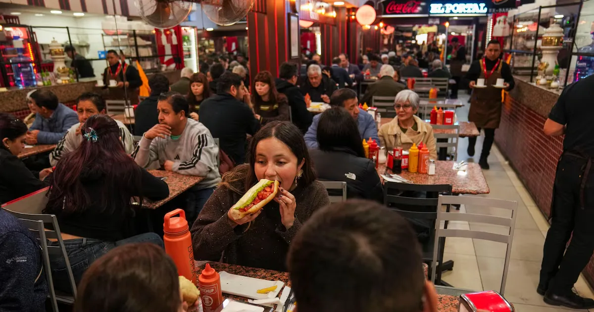 Inflação encarece o completo e reduz consumo das famílias no Chile