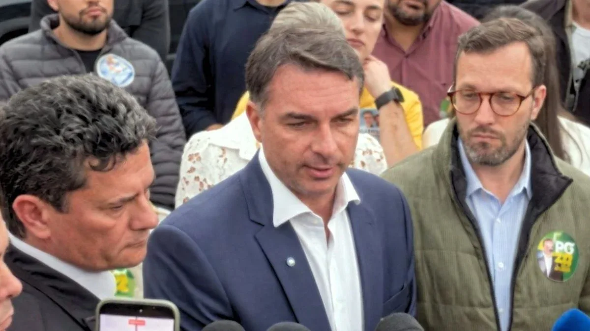 Flávio afirma que atritos com Moro ficaram para trás durante visita no Paraná