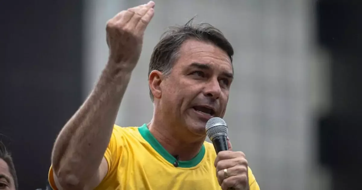 Flávio Bolsonaro pede afastamento de Flávio Dino em ações no STF
