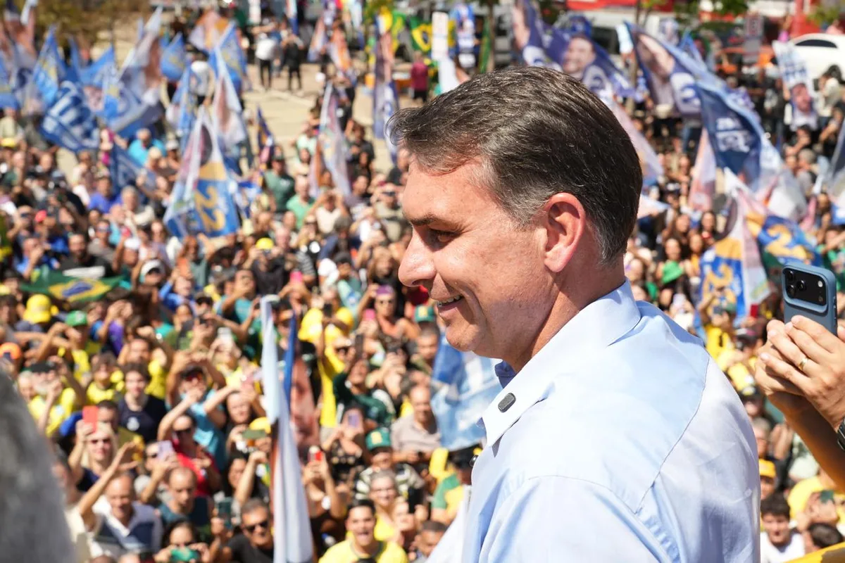Flávio Bolsonaro cobra análise de pedidos contra Moraes no Senado