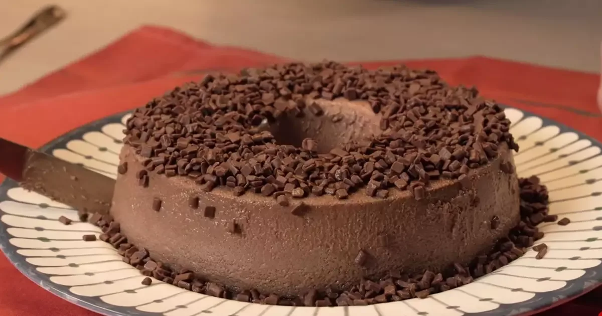 Brigadeirão combina chocolate em barra e cacau; confira cuidados no preparo