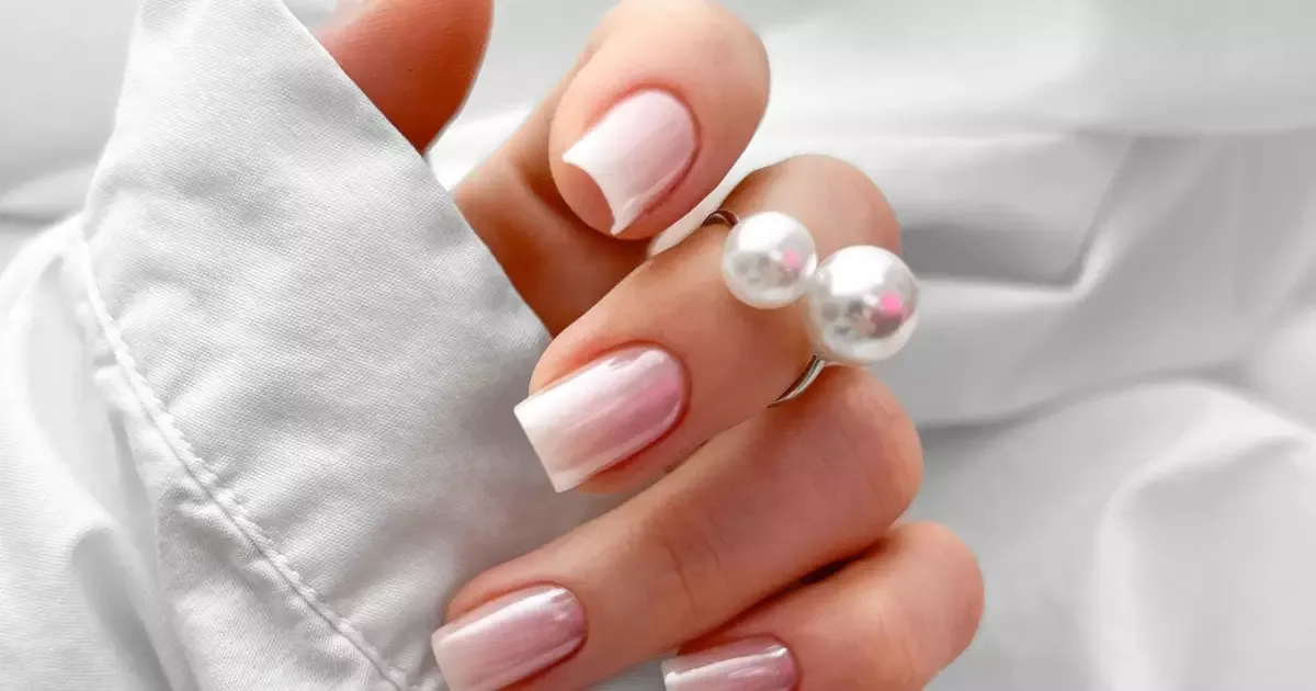 Glass pearl nails levam transparência e brilho perolado às unhas