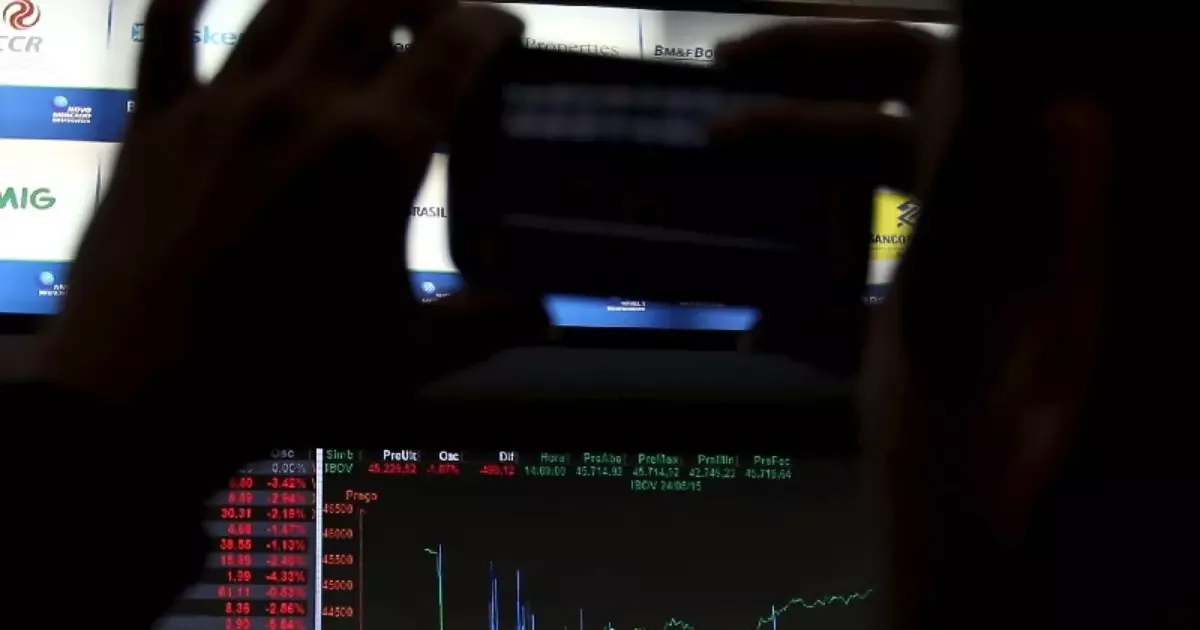 Ibovespa cai 1,67% na abertura sob pressão externa e política