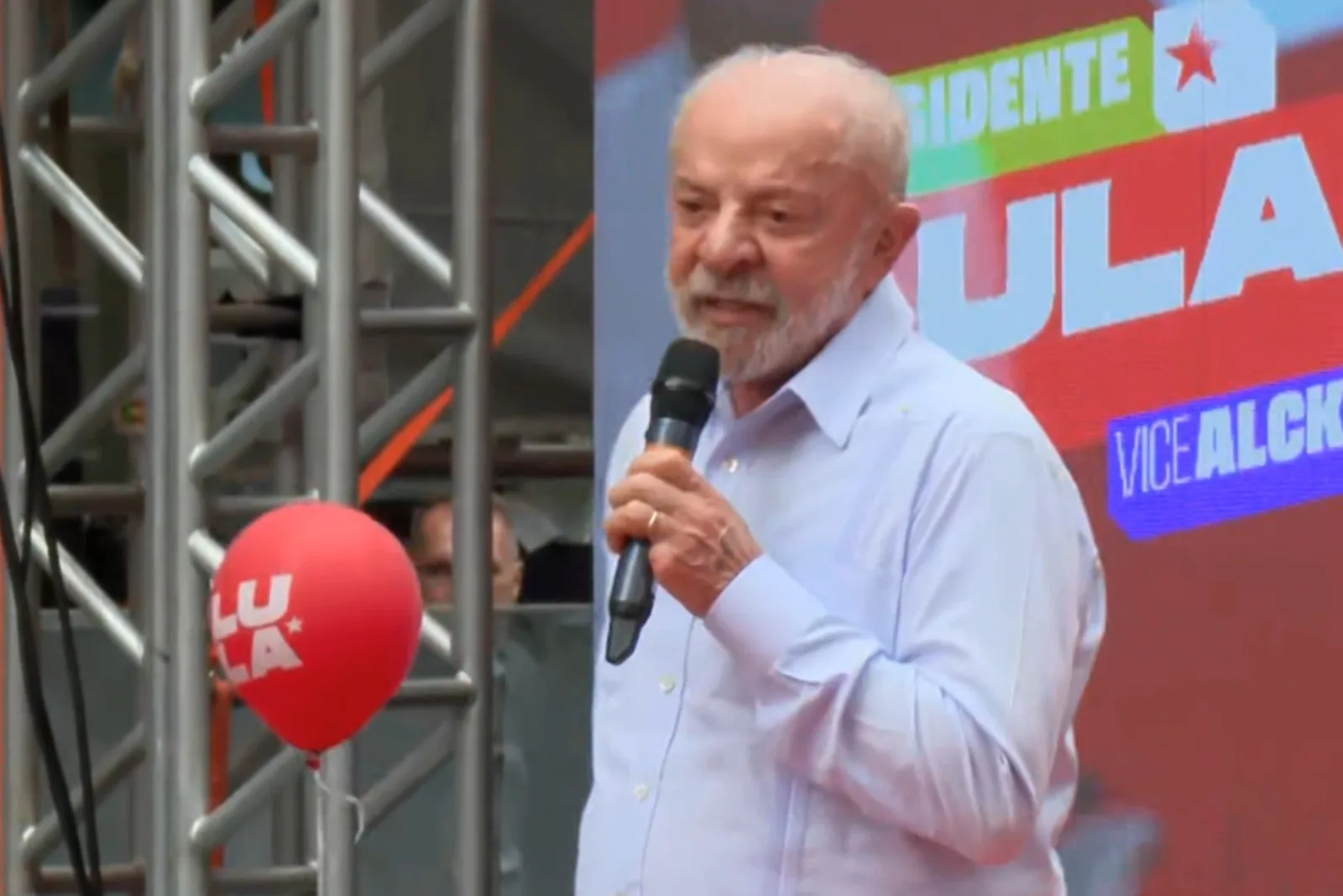Lula promete educação integral e relembra prisão em ato em Curitiba