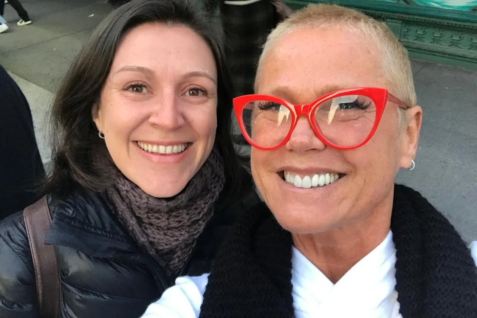 Fã retorna dos Estados Unidos a Curitiba para ver Xuxa e homenageia artista com tatuagem