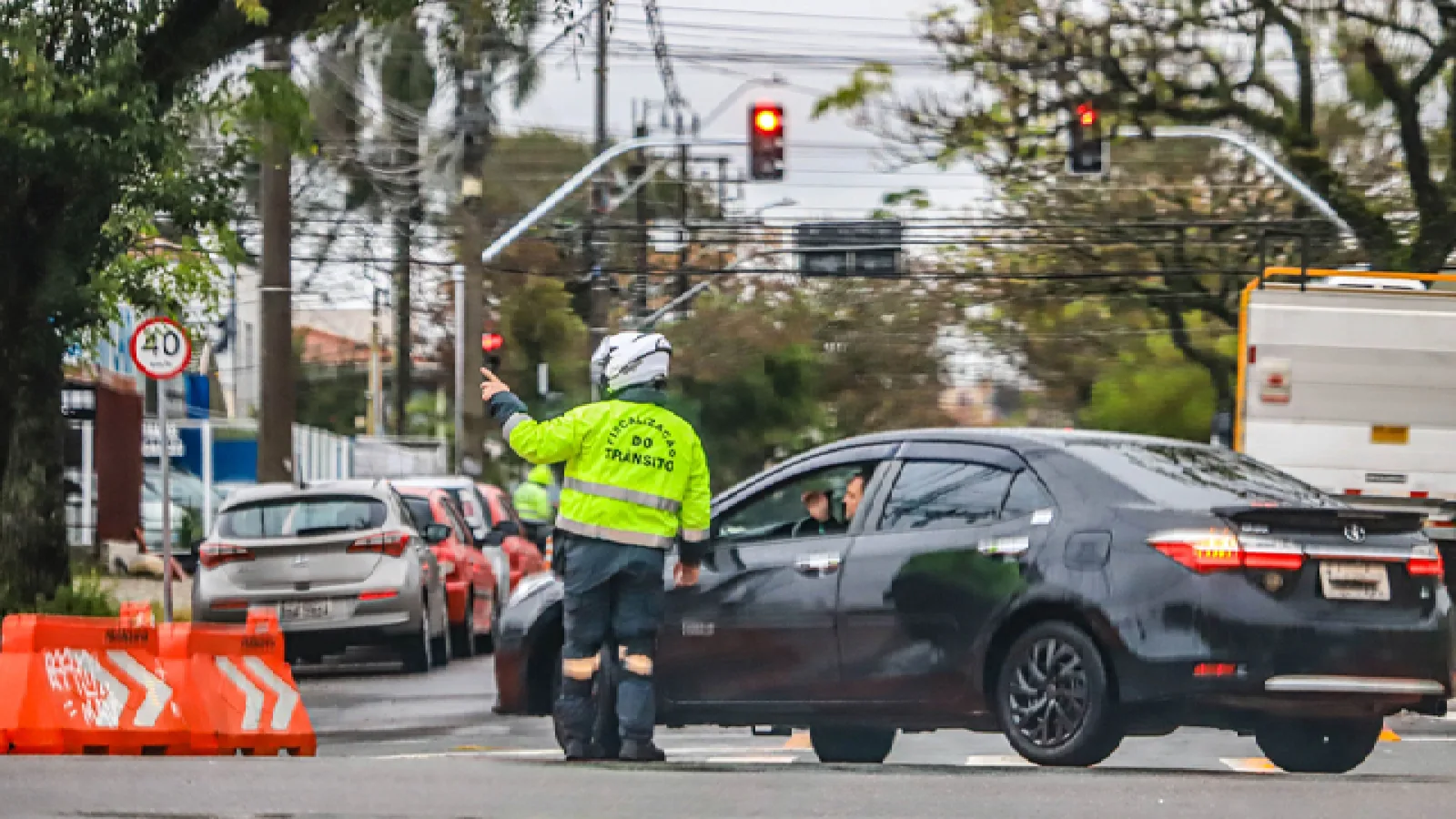 Curitiba terá bloqueios de trânsito para desfiles, corridas e procissão