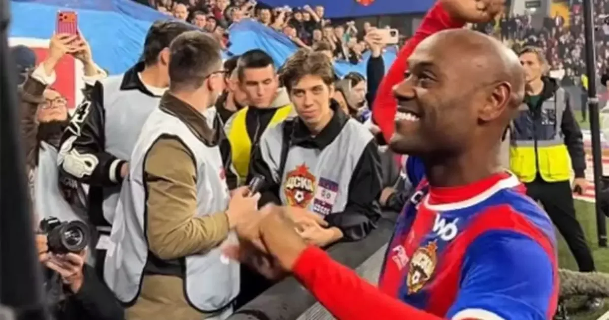 Vagner Love é homenageado pelo CSKA Moscou em jogo com 27 mil torcedores