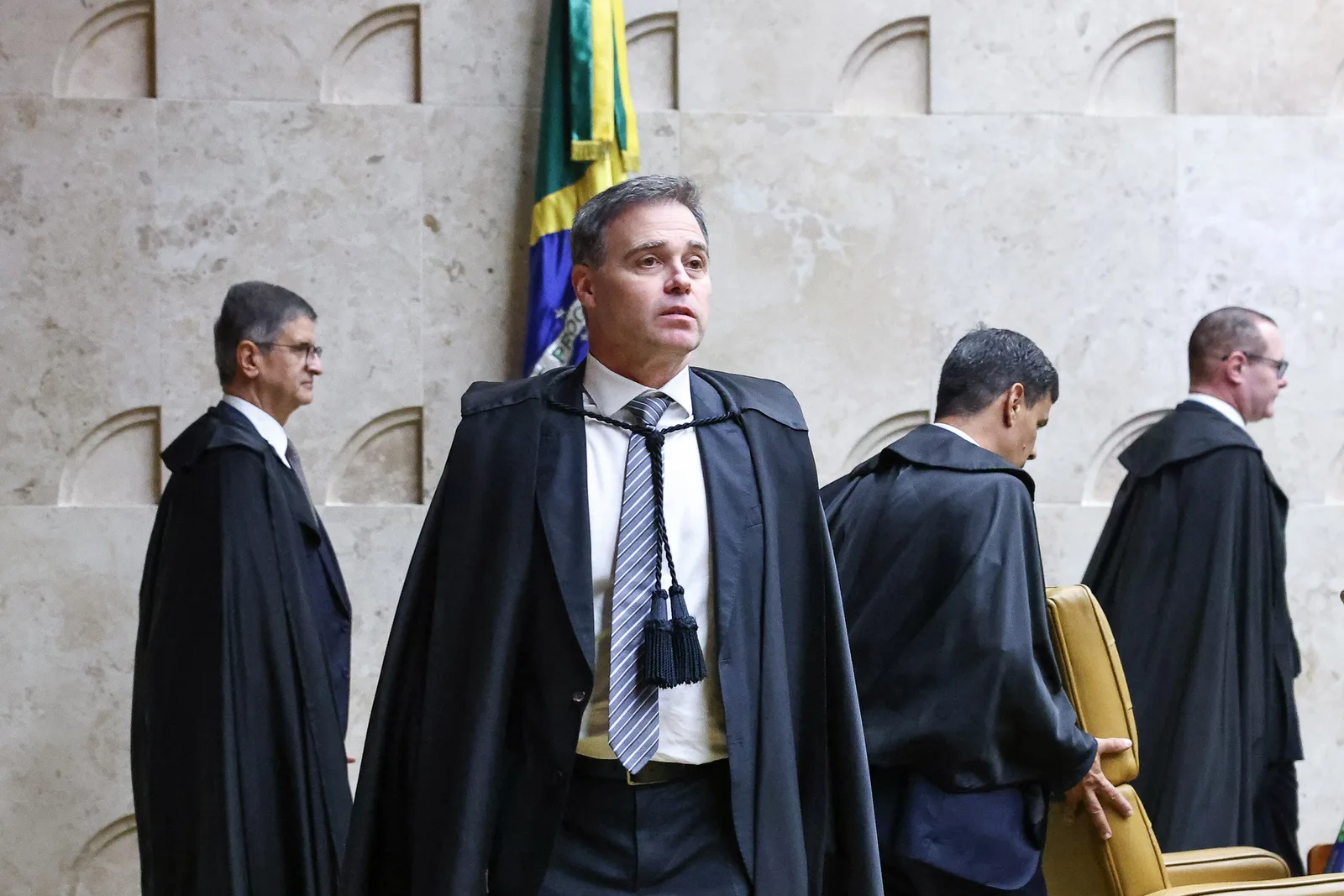 Pacto eleitoral reúne instituições enquanto crise no STF envolve Mendonça e Moraes