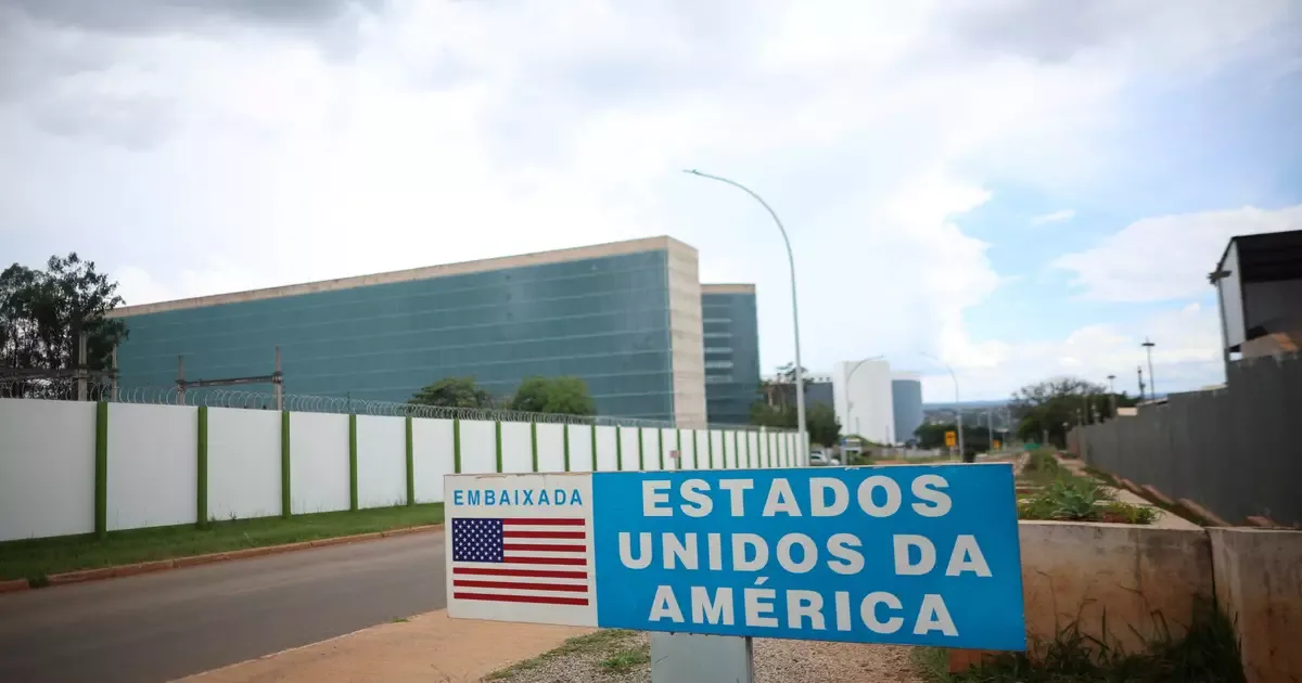 EUA suspendem serviços consulares e Austrália fecha embaixada no Brasil