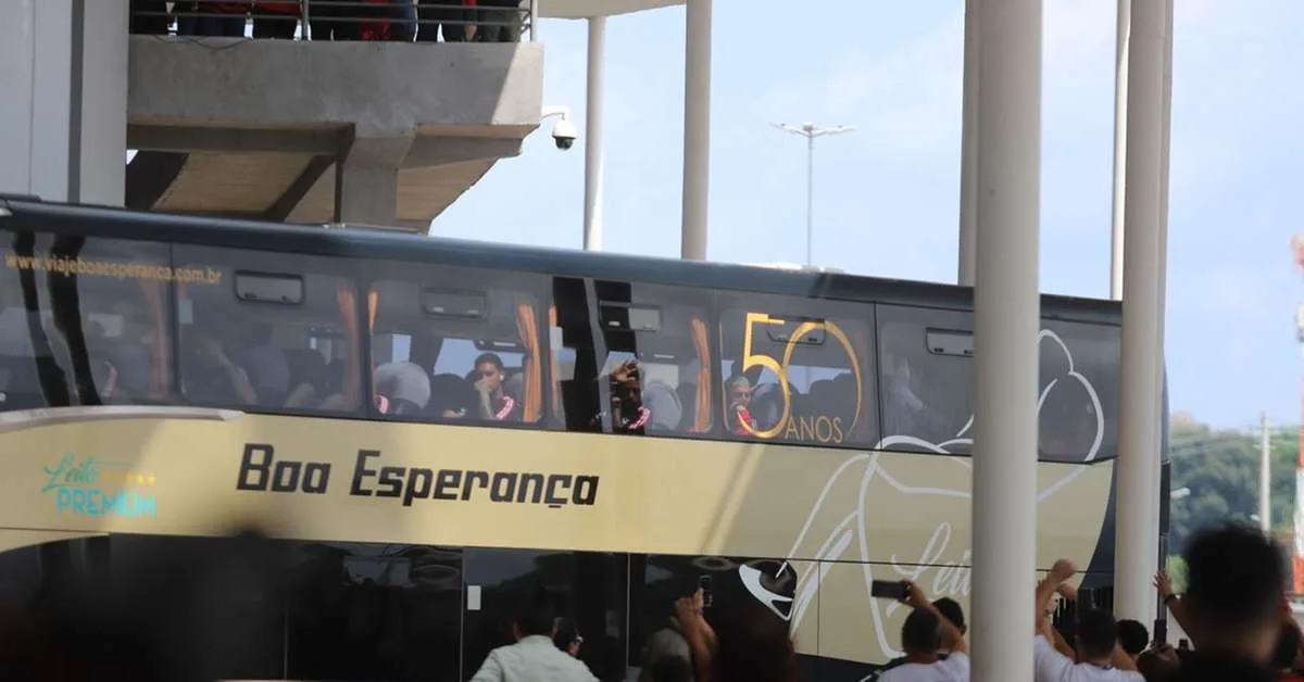 Flamengo desembarca no Mangueirão antes de partida com o Remo