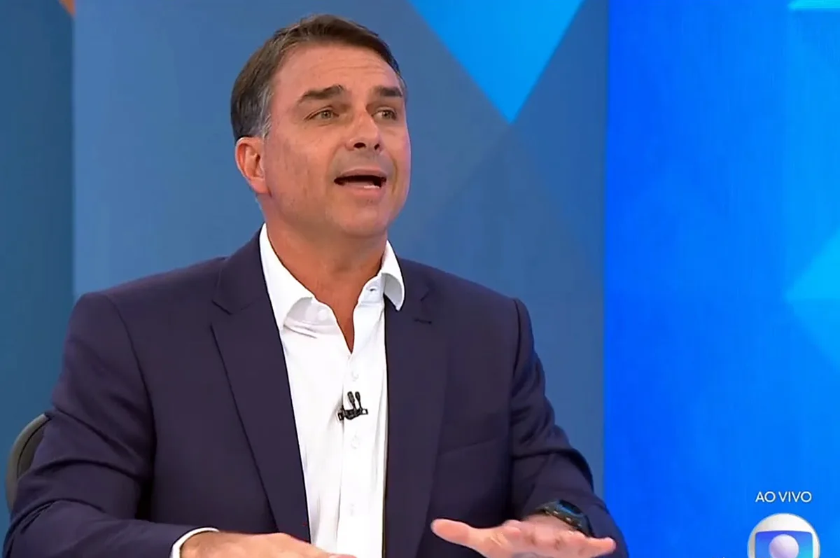 Flávio Bolsonaro apoia afastamento de diretor-geral da Polícia Federal