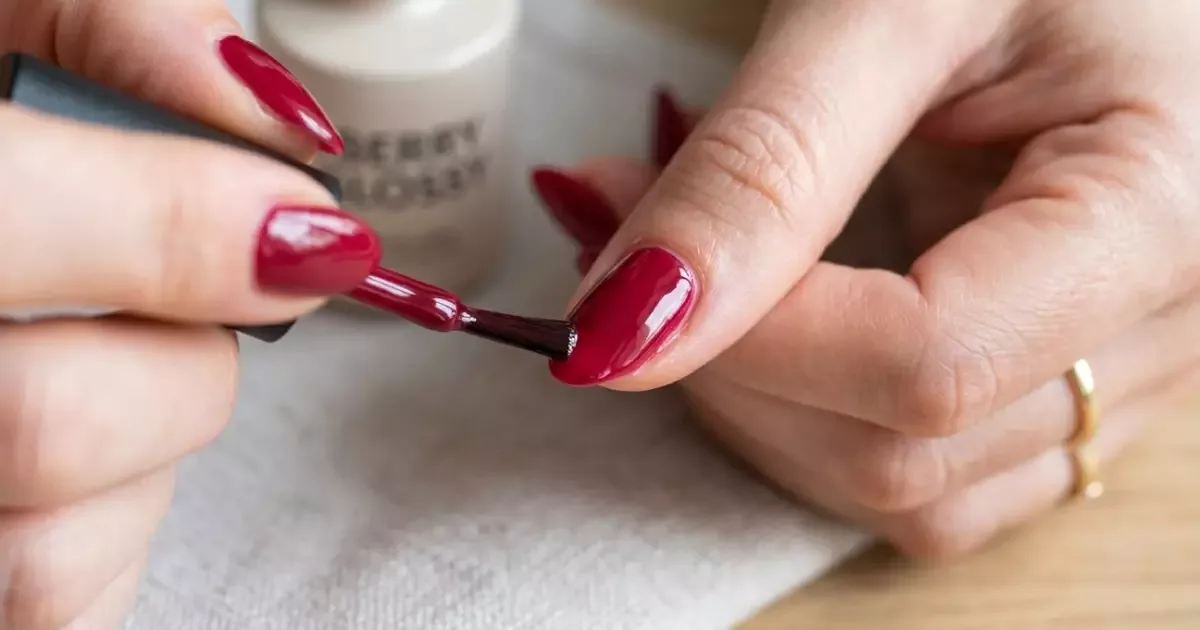 Como selar a ponta da unha para prolongar o esmalte