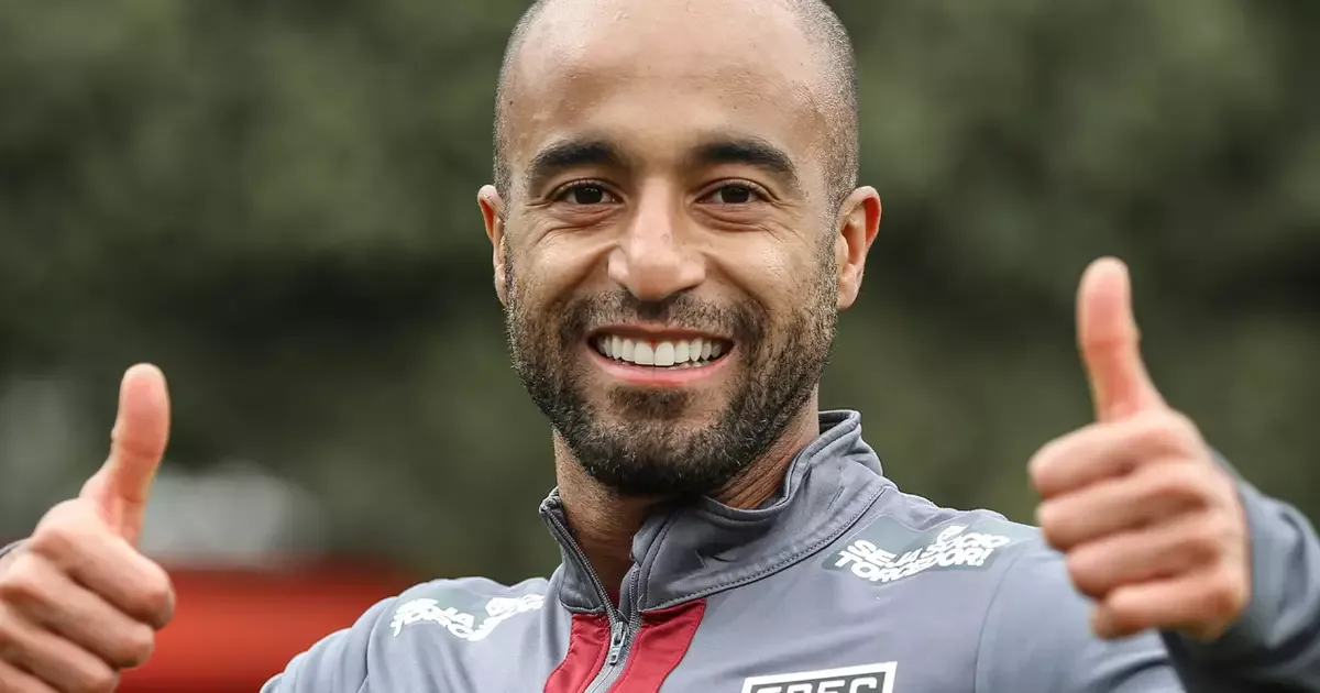 Lucas Moura participa de treino e mira retorno do São Paulo em outubro